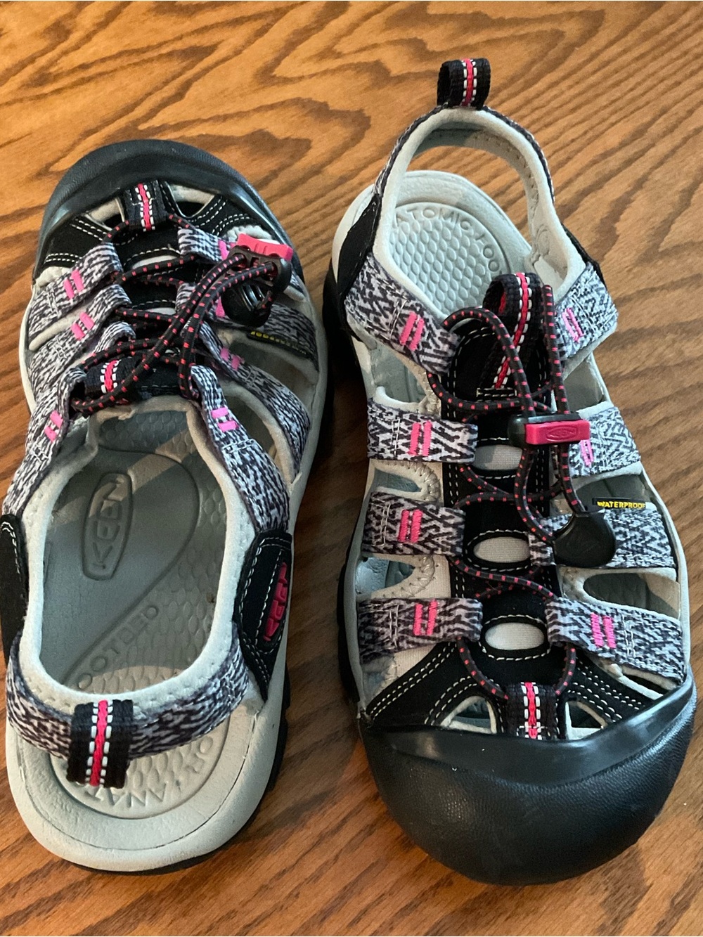 NWOT Keen Newport H2 Water/Hiking Black/Pink Pattern Bungee Lace, Women’s Sz 6.5 - Picture 2 of 7